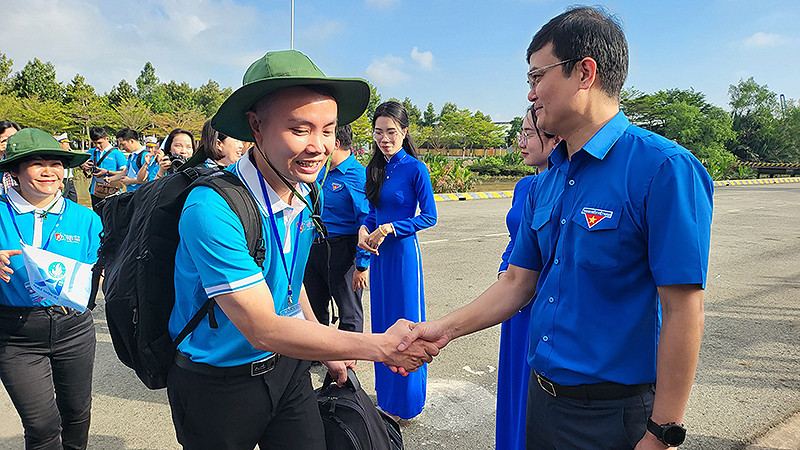 Đồng chí Bùi Quang Huy tiễn đoàn hành trình tại cảng Cát Lái (Thành phố Hồ Chí Minh).