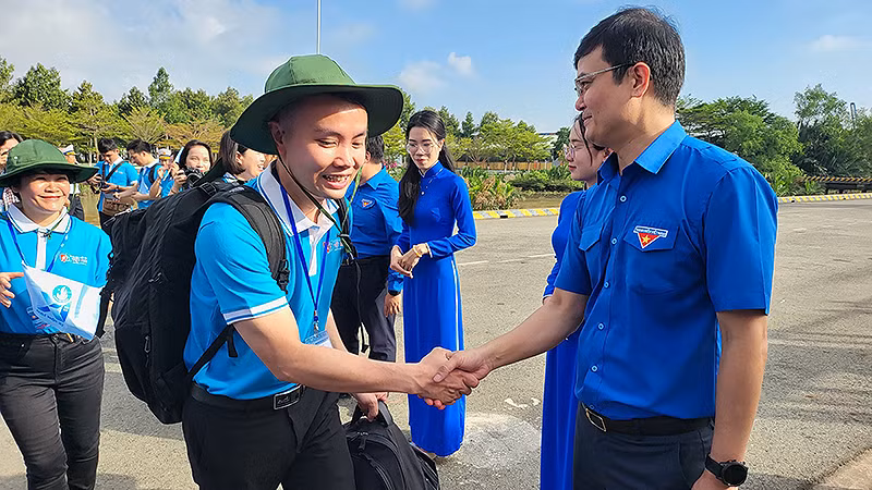 Đồng chí Bùi Quang Huy tiễn đoàn hành trình tại cảng Cát Lái (Thành phố Hồ Chí Minh).