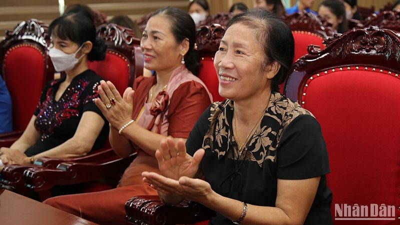 Người cao tuổi hào hứng tham gia chương trình tập huấn.