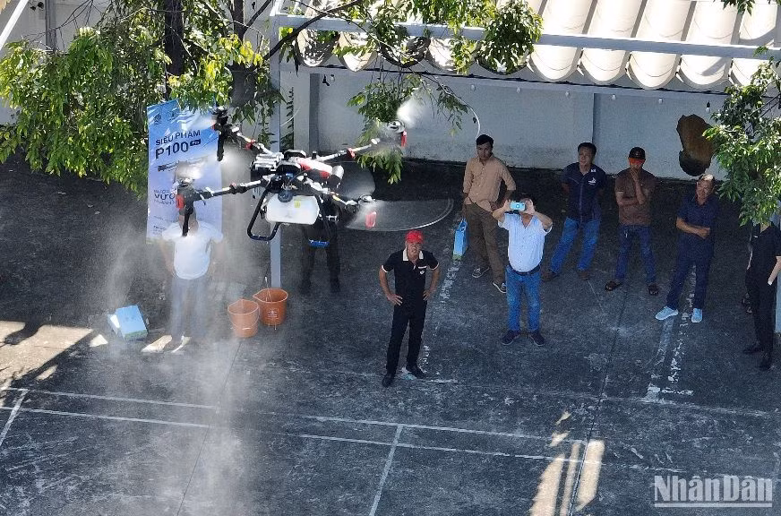 Ban tổ chức trình diễn kỹ thuật điều khiển thiết bị bay không người lái phục vụ nông nghiệp.