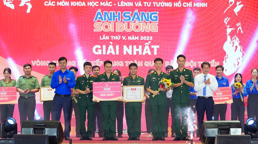 Đội tuyển Ban Thanh niên Quân đội trong khoảnh khắc đăng quang ngôi vô địch Hội thi. 