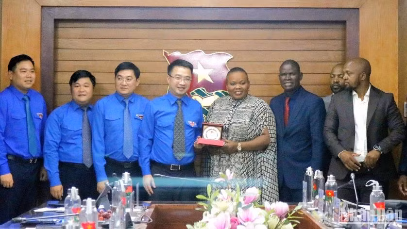 Đại diện Trung ương Đoàn và Đoàn công tác Cơ quan Lập pháp tỉnh Gauteng (Nam Phi) tại buổi tiếp. 