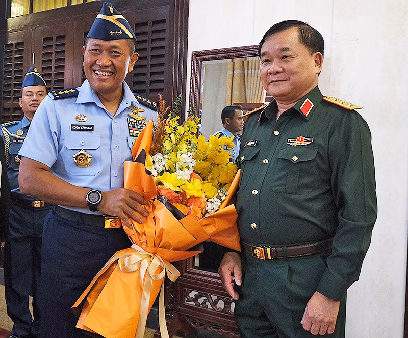 Thượng tướng Hoàng Xuân Chiến tặng hoa chào mừng đoàn công tác do Trung tướng Donny Ermawan Taufanto dẫn đầu đến tham dự chương trình.