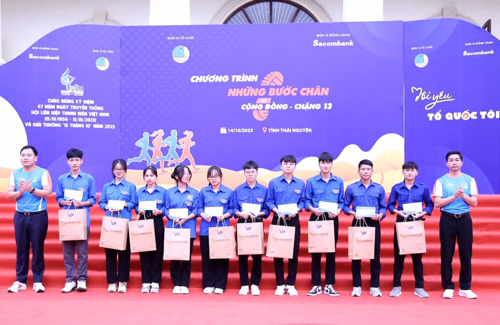 Ban tổ chức trao quà tặng sinh viên dân tộc thiểu số vượt khó học tốt tại buổi lễ.