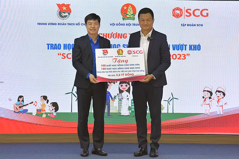Phó Chủ tịch Thường trực Hội đồng Đội Trung ương Lê Hải Long (bên trái) nhận biển tượng trưng 200 suất học bổng "SCG Sharing the dream" 2023 từ ông Praween Wirotpan, Tổng Giám đốc SCG Việt Nam.
