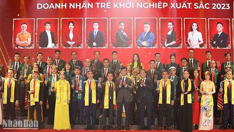 Các đồng chí Trần Tuấn Anh, Bùi Quang Huy (thứ 5 và 6 từ phải sang, hàng đầu) trao danh hiệu tặng các Doanh nhân trẻ khởi nghiệp xuất sắc năm 2023. 