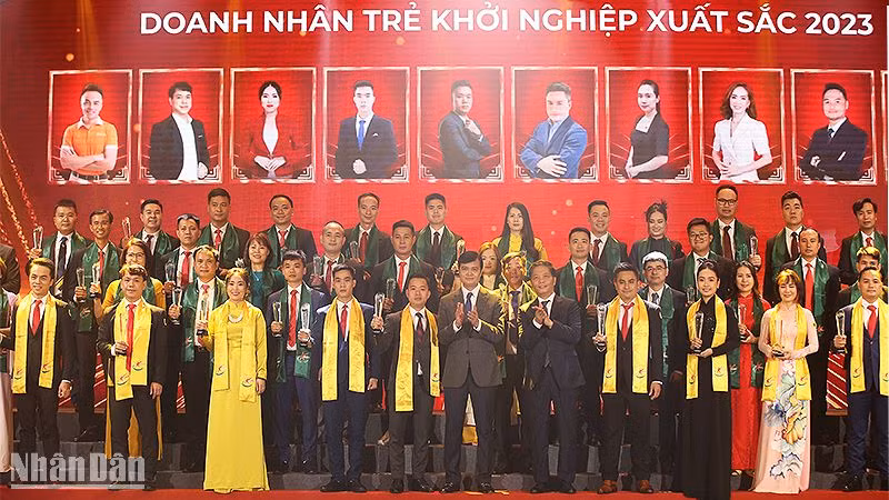 Các đồng chí Trần Tuấn Anh, Bùi Quang Huy (thứ 5 và 6 từ phải sang, hàng đầu) trao danh hiệu tặng các Doanh nhân trẻ khởi nghiệp xuất sắc năm 2023. 