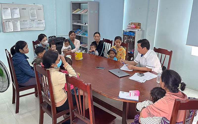 Tiến sĩ, bác sĩ Trương Hồng Sơn (áo trắng) tư vấn sức khỏe dinh dưỡng cho các bà mẹ vùng cao trong chuyến khảo sát thuộc khuôn khổ đề tài khoa học.