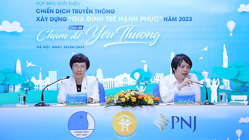 Đại diện Ban tổ chức Chiến dịch "Xây dựng gia đình trẻ hạnh phúc" năm 2023 cung cấp thông tin tại buổi họp báo.