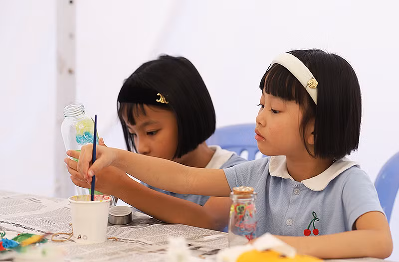 Thiếu nhi hào hứng tham gia các gian hàng tại Ngày hội.