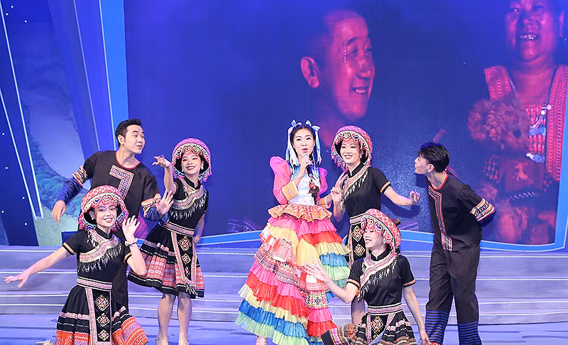 Một tiết mục văn nghệ tại chương trình do ca sĩ Hà Myo, Gương mặt trẻ Việt Nam tiêu biểu năm 2022, trình bày tại buổi lễ.