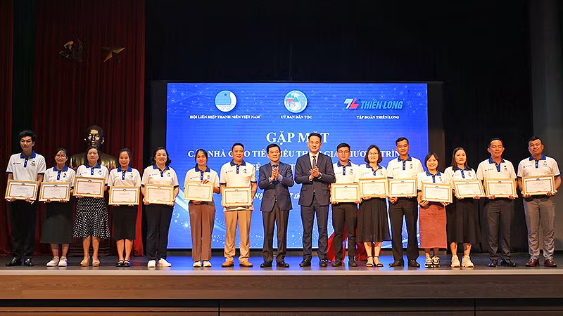 Thứ trưởng, Phó Chủ nhiệm Ủy ban Dân tộc Nông Quốc Tuấn và Phó Chủ tịch Thường trực Hội Liên hiệp thanh niên Việt Nam Nguyễn Kim Quy (thứ 8 và 9 từ trái sang) trao Kỷ niệm chương “Vì sự nghiệp phát triển các dân tộc” tặng một số đại diện giáo viên được tuyên dương. 