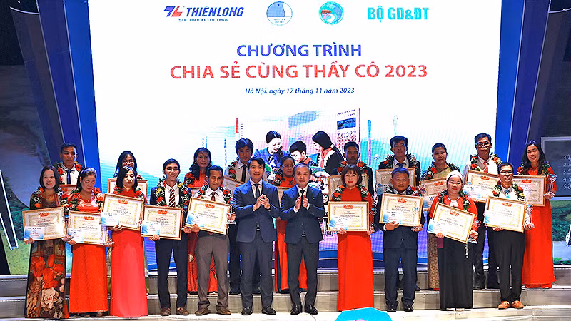 Các đồng chí Phạm Tất Thắng, Ủy viên Trung ương Đảng, Phó Trưởng Ban Thường trực Ban Dân vận Trung ương; Nguyễn Ngọc Lương, Bí thư Thường trực Trung ương Đoàn, Chủ tịch Hội Liên hiệp Thanh niên Việt Nam (thứ 5 và 6, hàng đầu) trao Bằng khen tặng các thầy, cô giáo tiêu biểu.