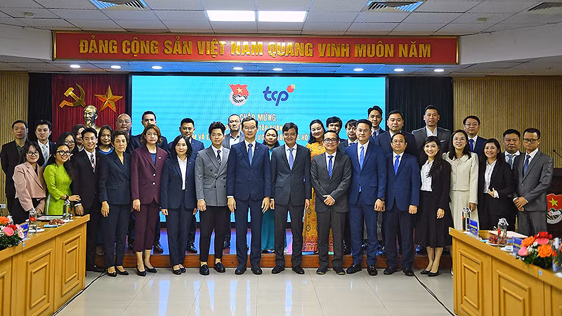 Các đồng chí đại diện lãnh đạo Trung ương Đoàn, Trung ương Hội Liên hiệp Thanh niên Việt Nam, Trung ương Hội Sinh viên Việt Nam cùng Đoàn đại biểu Tập đoàn TCP (Thái Lan) tại buổi làm việc.