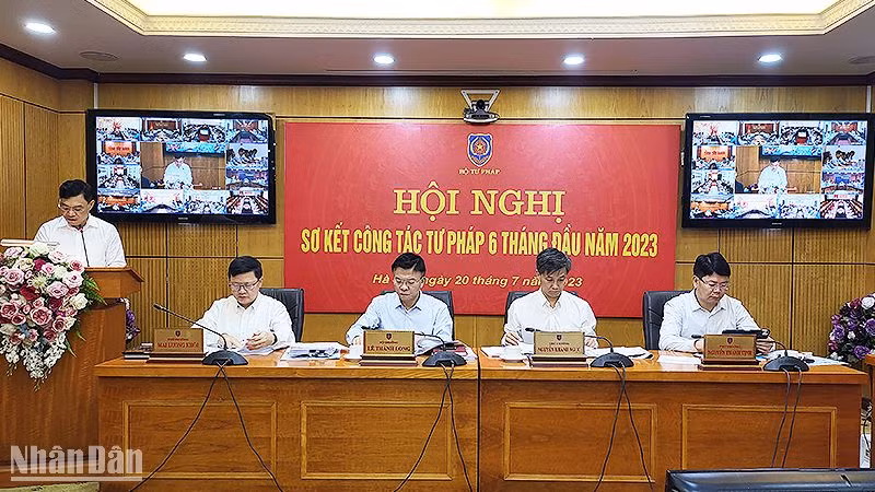 Bộ trưởng Tư pháp Lê Thành Long (thứ 3 từ phải sang) và các đồng chí Thứ trưởng Tư pháp điều hành hội nghị.