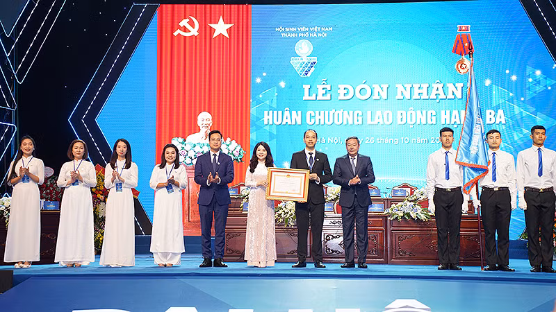 Hội Sinh viên thành phố Hà Nội đón nhận Huân chương Lao động hạng Ba tại Đại hội.