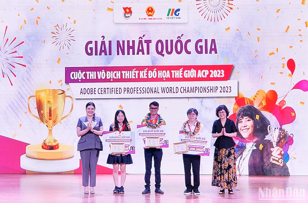 Đại diện Ban tổ chức trao giải nhất quốc gia tặng 3 quán quân ACPWC Việt Nam 2023.