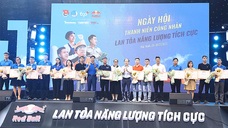 Đại diện các ban, bộ, ngành trao quà tặng thanh niên công nhân tại lễ khai mạc Ngày hội.