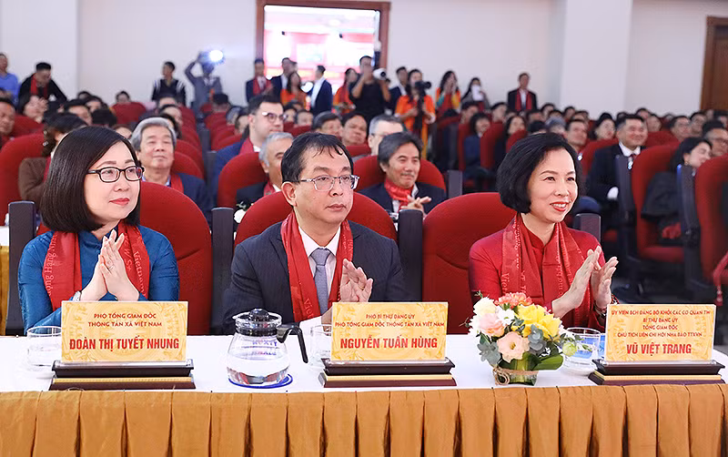 Các đồng chí đại diện lãnh đạo Thông tấn xã Việt Nam dự buổi lễ.