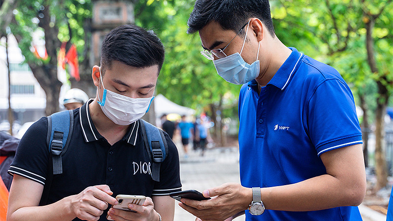 Đoàn viên VNPT hỗ trợ người dân cài đặt ứng dụng chuyển đổi số.