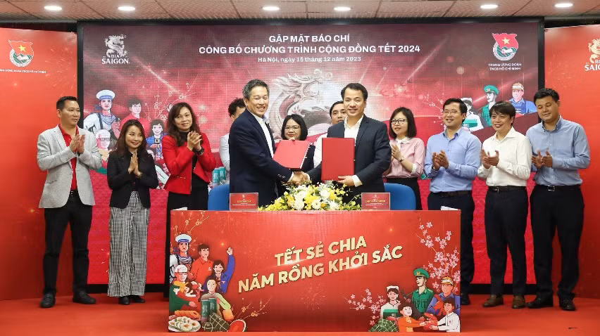 Đại diện 2 bên ký kết hợp tác chương trình “Tết sẻ chia, năm Rồng khởi sắc". 