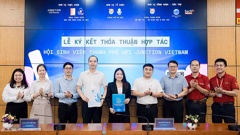 Đại diện Thành đoàn Hà Nội và các đơn vị liên quan ký kết thỏa thuận hợp tác liên quan đến chuỗi sự kiện “Hack4Future & chuỗi Hackathon 2023”.