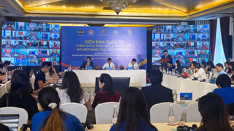 Toàn cảnh diễn đàn từ đầu cầu Hà Nội (Việt Nam).