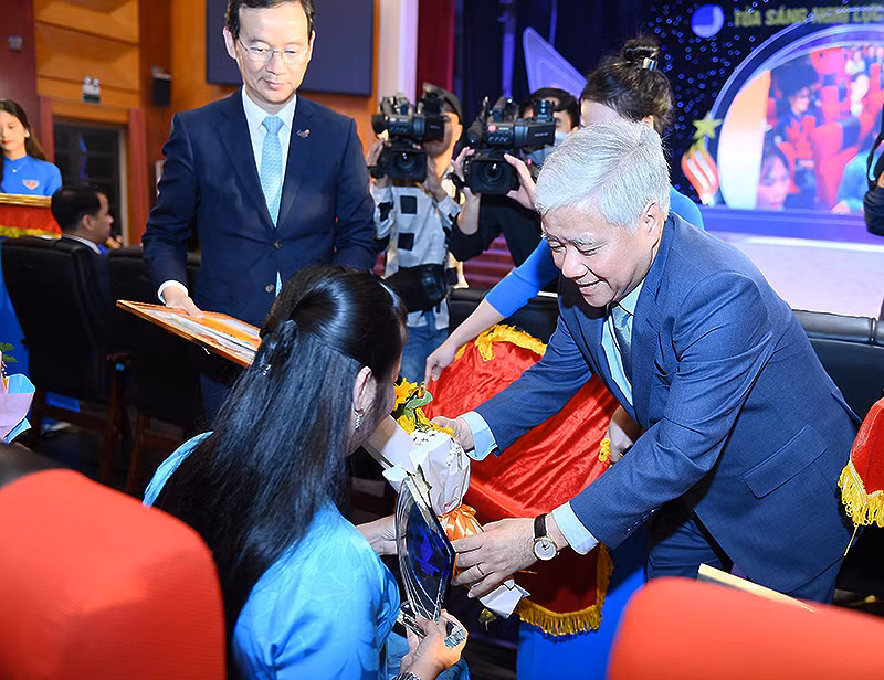 Đồng chí Đỗ Văn Chiến trao các phần thưởng tặng đại biểu chương trình "Tỏa sáng nghị lực Việt" năm 2023.