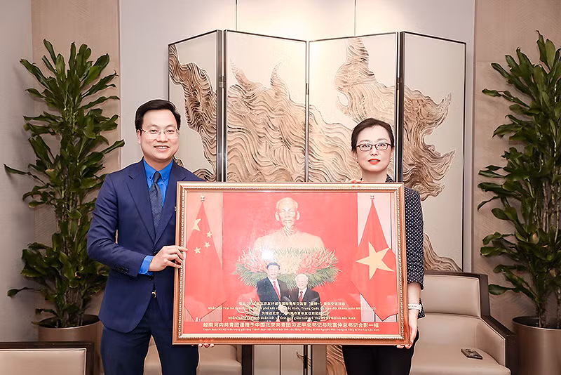 Phó Bí thư Thành đoàn Hà Nội trao bức tranh Tổng Bí thư Nguyễn Phú Trọng và Chủ tịch Trung Quốc Tập Cận Bình tặng Phó Bí thư Thành đoàn Bắc Kinh Qiao Xuehui tại buổi làm việc.