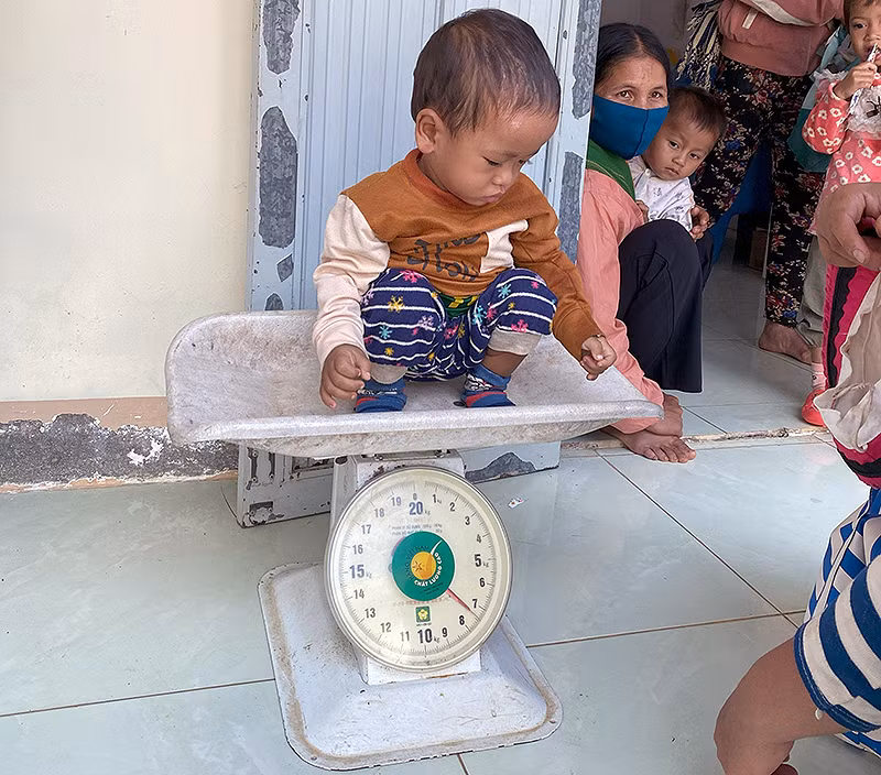 Các chuyên gia Viện Y học ứng dụng Việt Nam tiến hành cân sức khỏe trẻ em các địa phương được khảo sát.