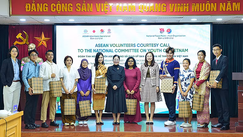 Tổng Thư ký Ủy ban quốc gia về Thanh niên Việt Nam Nguyễn Thị Ngà (thứ 7 từ trái sang) cùng Đoàn thanh niên tình nguyện ASEAN 2023.
