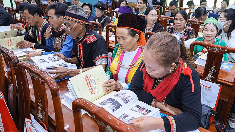 Đại diện người uy tín trong cộng đồng các dân tộc nghiên cứu cuốn sách tại buổi lễ.