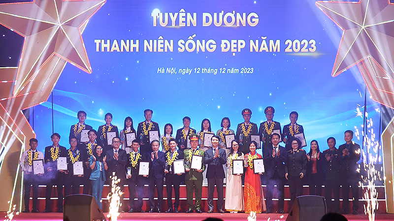 Ban tổ chức trao Giải thưởng "Thanh niên sống đẹp" năm 2023 tặng các cá nhân tiêu biểu.