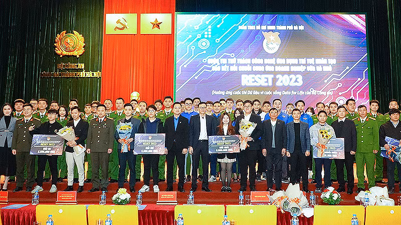 Đại diện các đơn vị tổ chức, đội thi trên bục trao giải Cuộc thi.