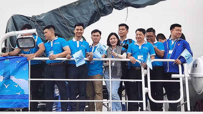 Các đại biểu hành trình hồ hởi lên tàu.