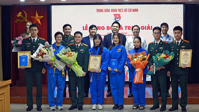 Đại diện Ban tổ chức và các thí sinh giành giải cao của Cuộc thi.