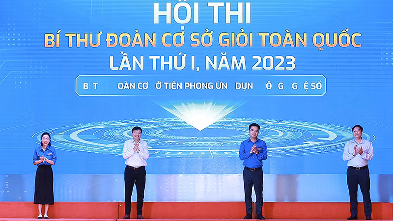 Các đồng chí đại diện Trung ương Đoàn và các đơn vị liên quan thực hiện nghi lễ phát động Hội thi.