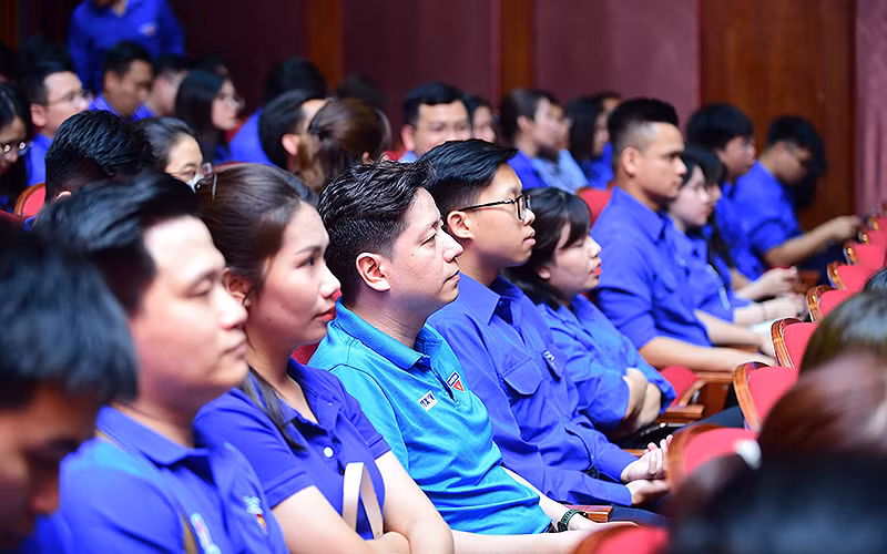 Các đại biểu Liên hoan Thanh niên tiên tiến làm theo lời Bác, Khối các cơ quan Trung ương năm 2023 chăm chú theo dõi vở kịch.