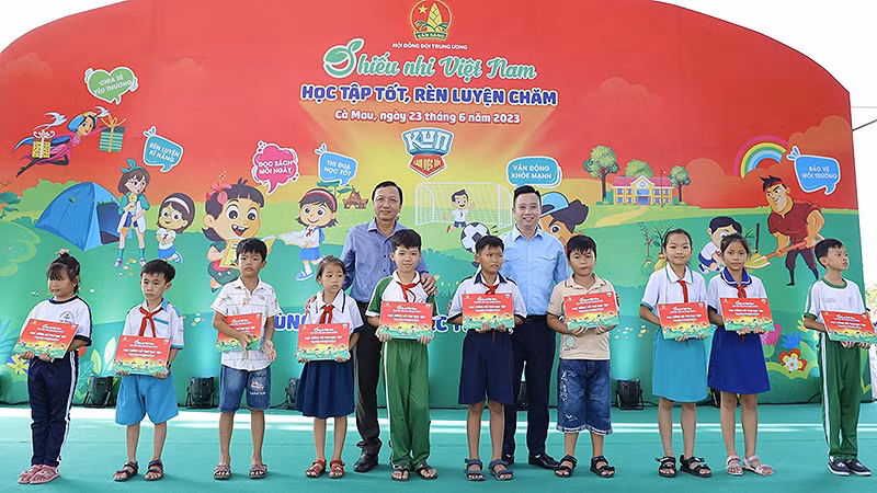 Đại diện ban tổ chức Ngày hội trao học bổng tặng học sinh Cà Mau vượt khó học tốt.