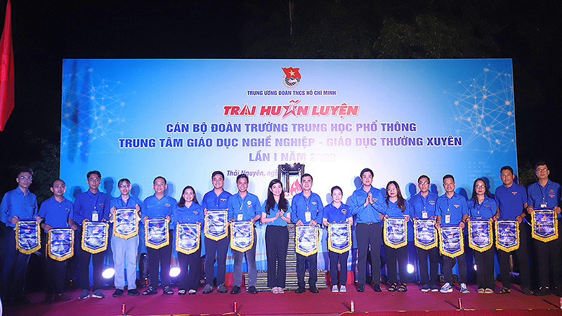 Ban tổ chức trao cờ lưu niệm tặng các trại sinh tham gia Trại huấn luyện.