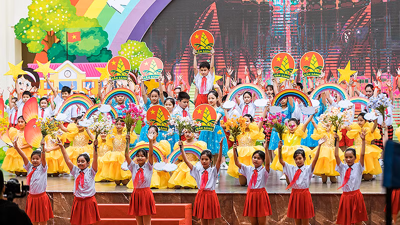 Chương trình diễn ra trong không khí sôi nổi với sự tham gia của nhiều thiếu niên, nhi đồng. 