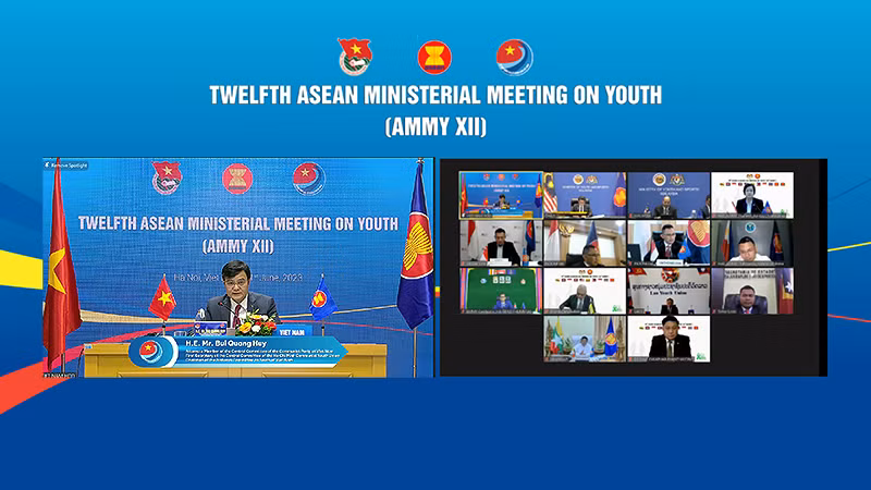 Đồng chí Bùi Quang Huy (trái) phát biểu ý kiến tại Hội nghị.