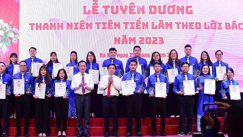Đại diện lãnh đạo các bộ, ngành trao Kỷ niệm chương và chứng nhận tặng các đại biểu thanh niên tiên tiến làm theo lời Bác Khối các cơ quan Trung ương năm 2023. 