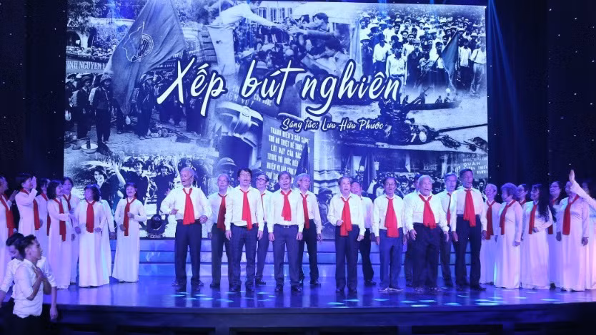 Các cựu học sinh, sinh viên từng tham gia phong trào những năm 1967-1970 cất cao lời ca tại chương trình. 