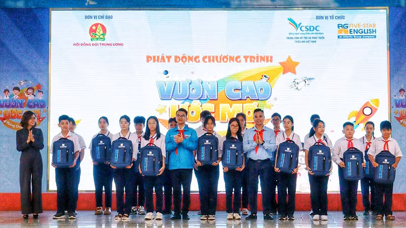 Đại diện Ban tổ chức chương trình trao quà tặng các em học sinh tại lễ phát động.