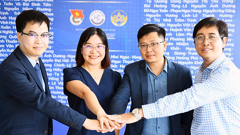 Các thế hệ tài năng trẻ giành Giải thưởng Quả cầu vàng gặp gỡ tại Thủ đô Hà Nội nhân dịp kỷ niệm 20 năm Giải thưởng ra đời.