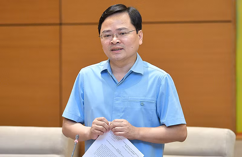 Đồng chí Nguyễn Anh Tuấn thông tin về công tác tổ chức hội nghị.