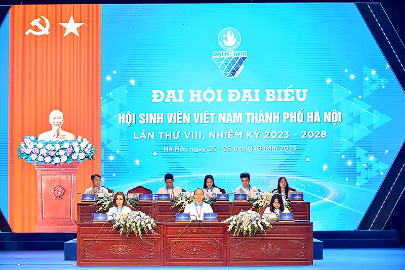 Đoàn Chủ tịch Đại hội tại phiên làm việc thứ nhất.