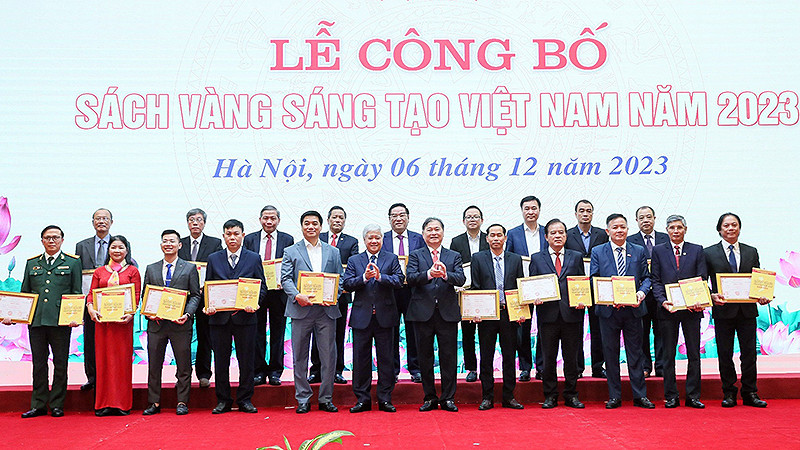 Chủ tịch Ủy ban Trung ương Mặt trận Tổ quốc Việt Nam Đỗ Văn Chiến (thứ 6 từ trái sang, hàng đầu) trao chứng nhận và Sách vàng Sáng tạo Việt Nam năm 2023 tặng các tác giả, đại diện nhóm tác giả.