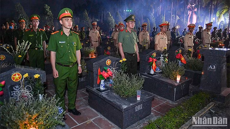 Cán bộ, chiến sĩ trẻ lực lượng vũ trang tham gia Lễ thắp nến tri ân các anh hùng liệt sĩ cấp Trung ương năm 2023. (Ảnh: THÀNH ĐẠT)